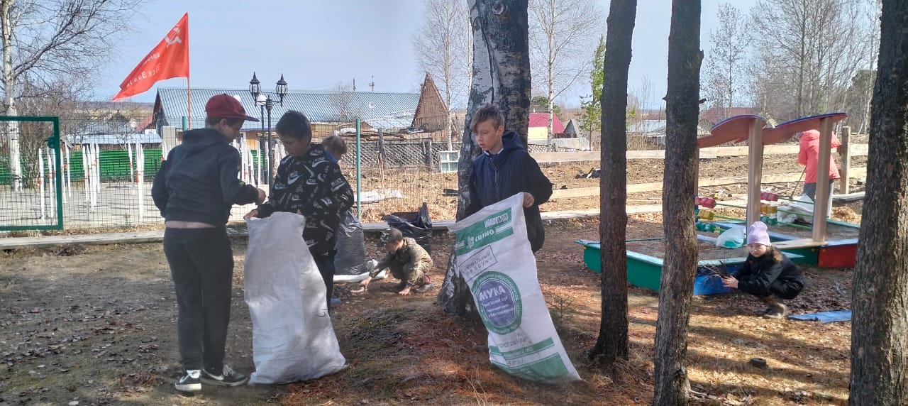 В субботу 06 мая состоялся субботник по уборке территории детской площадки, памятника в с. Пальяново.