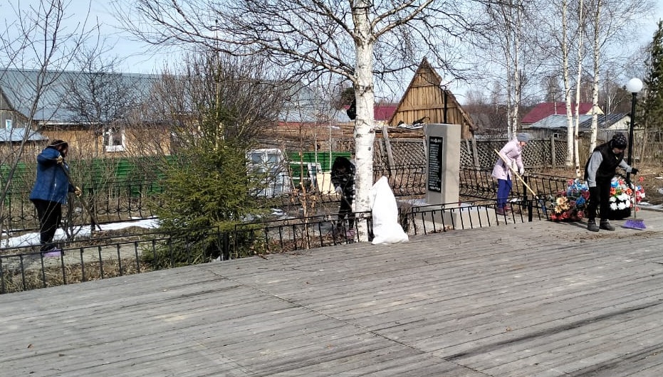 04 мая состоялся субботник по уборке территории памятника в с. Пальяново.