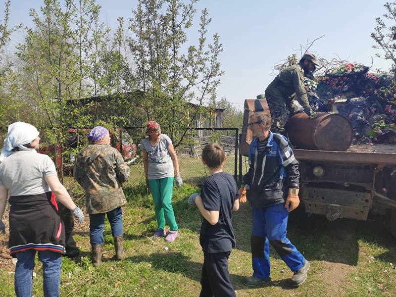 20 мая состоялся субботник по уборке территории поселкового кладбища в с. Пальяново.
