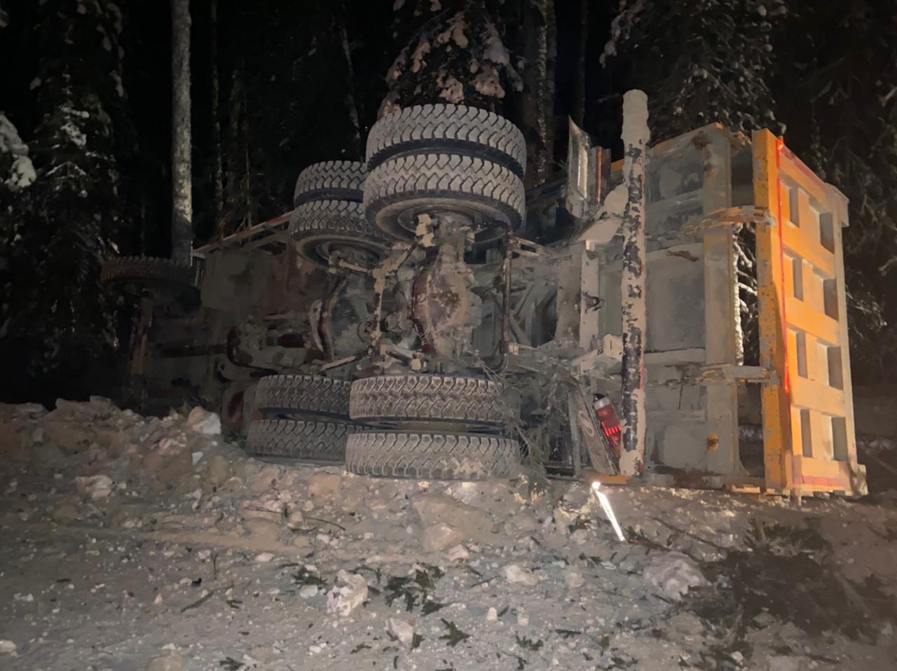 В Октябрьском районе в ДТП погиб водитель самосвала.