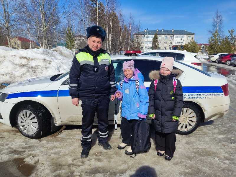 Автоинспекторы напоминают детям о безопасном поведении на дороге.