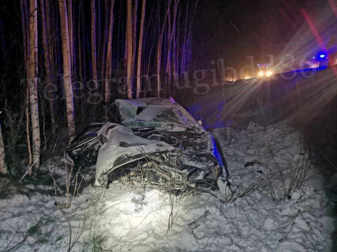 В Югре на загородной автодороге произошло ДТП с летальным исходом.