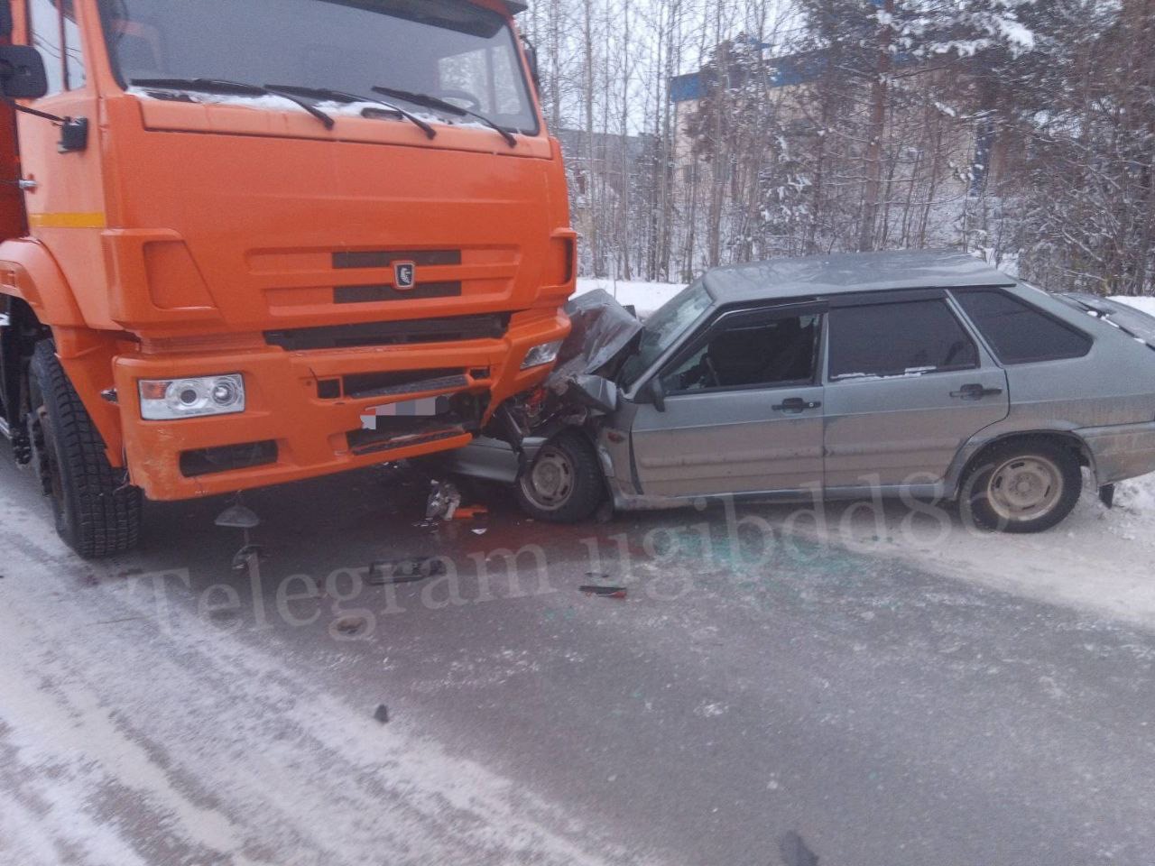 В Сургуте произошло столкновение трёх  автомобилей.