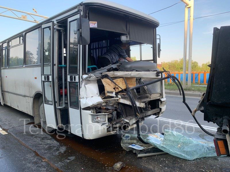 Нарушение дистанции привело к ДТП с двумя пострадавшими.