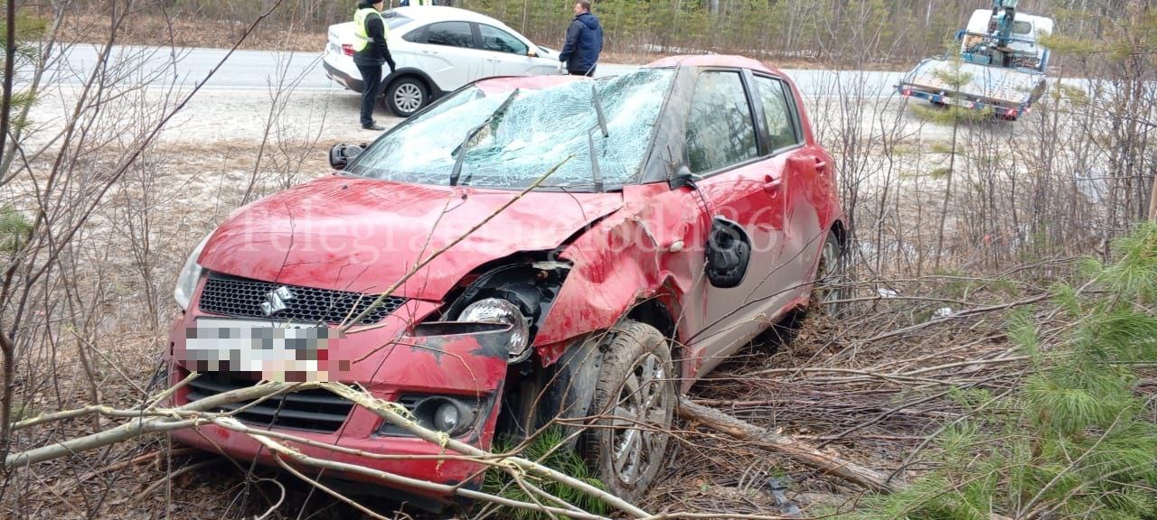 При опрокидывании авто на загородной дороге пострадали 4 человека.