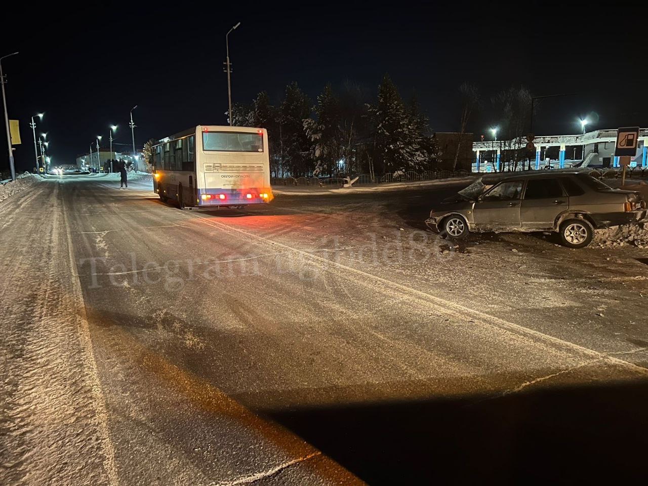 Водитель, не имеющий права управления транспортным  средством спровоцировал ДТП.