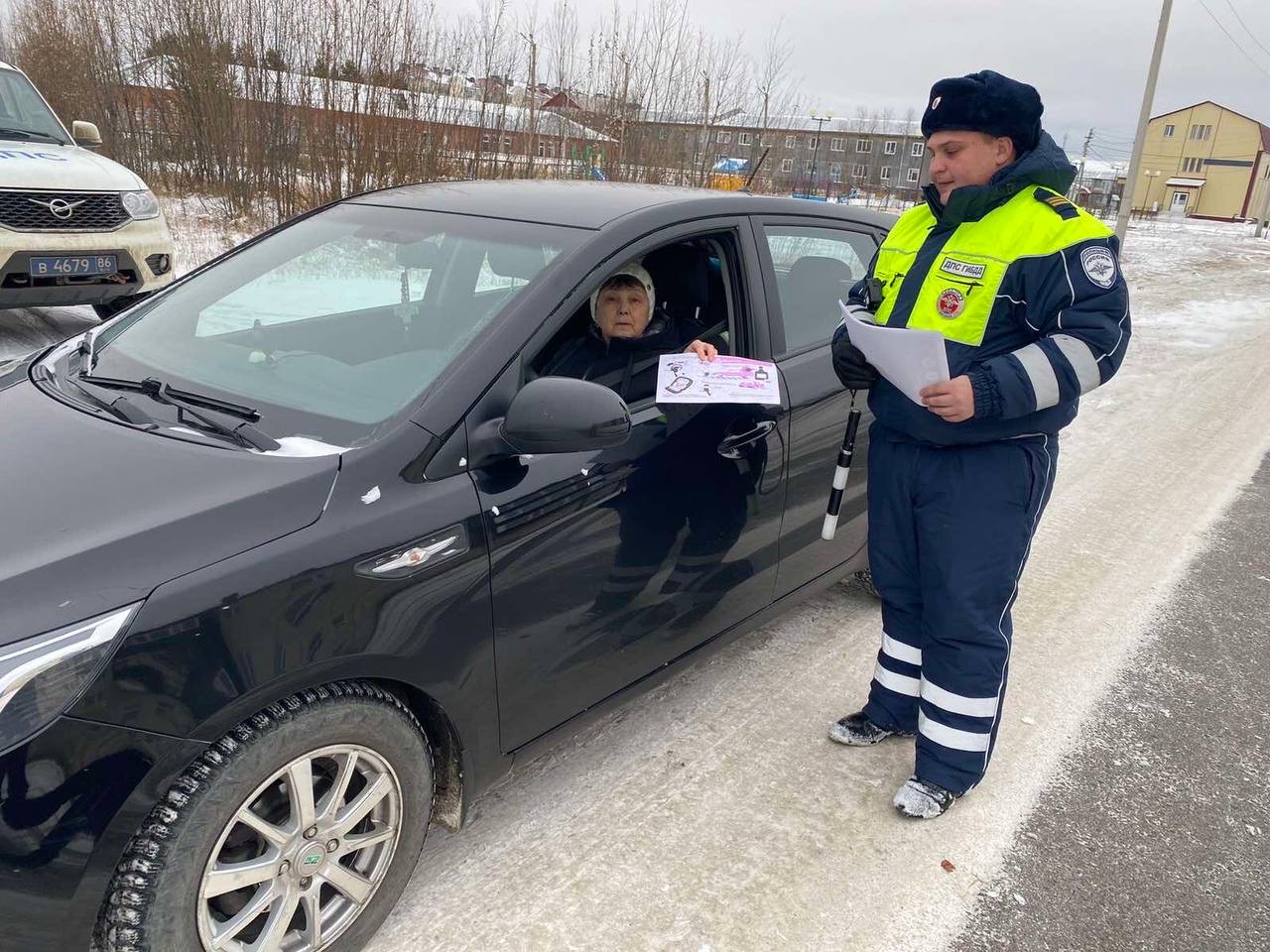 Госавтоинспекторы Октябрьского района продолжают проводить профилактическую работу с водителями по соблюдению Правил дорожного движения..