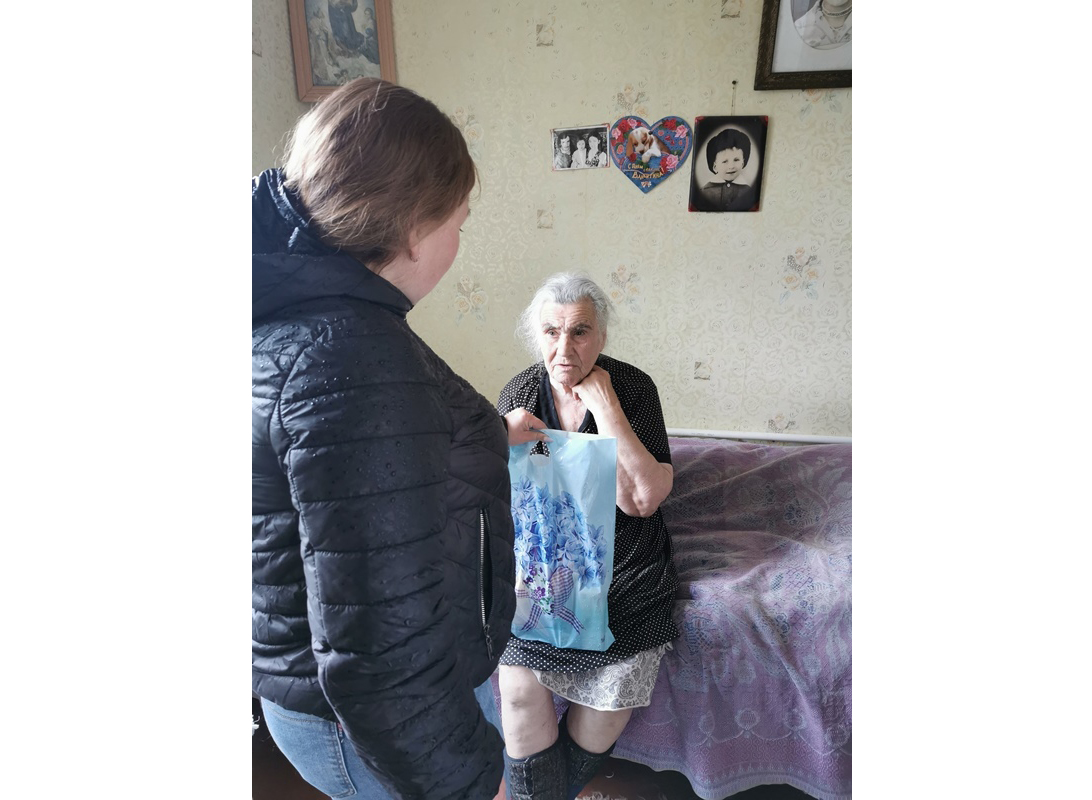В  с. Пальяново заместитель главы сельского поселения Каменное поздравила с праздником в честь празднования 78-й годовщины Победы Великой Отечественной войне мам мобилизованных и вдову ветерана Дейнеко Нину Яковлевну..