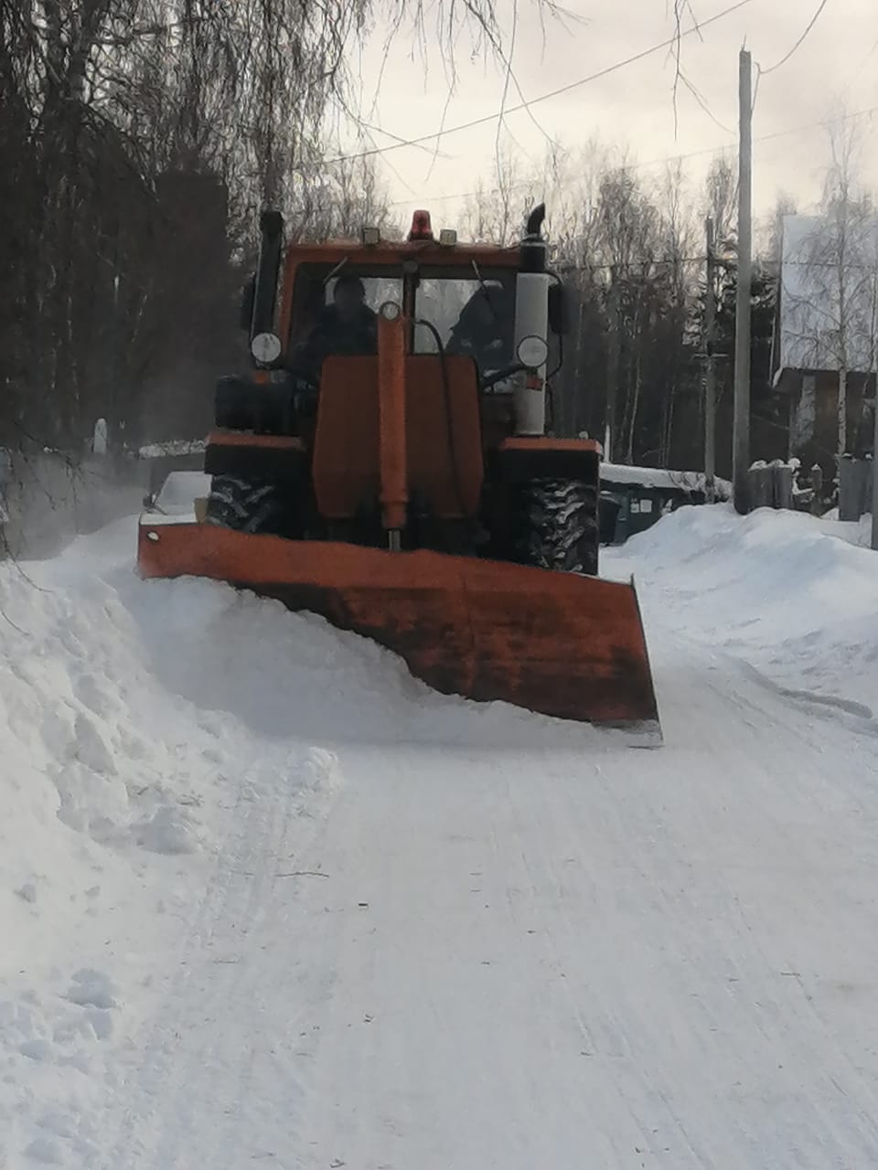 В с.Каменное расчистка внутрипоселковых дорог от снега производится в рамках заключенного Муниципального контракта..