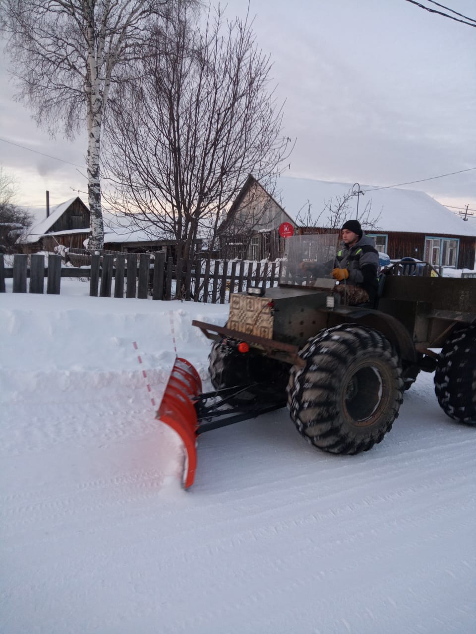 В сельском поселении Каменное в с.Каменное и с.Пальяново продолжается расчистка дорог от снега..