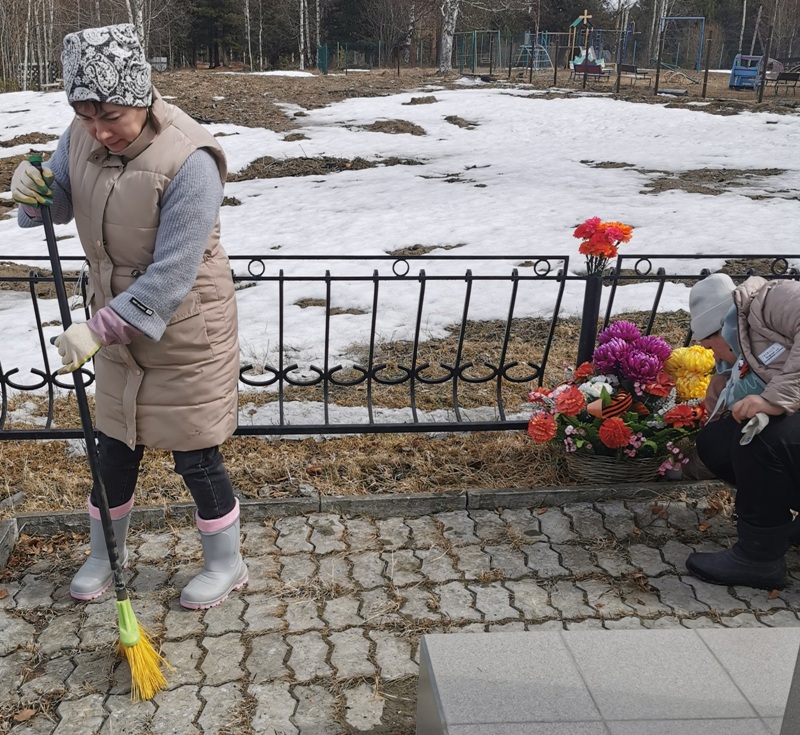 Субботник у памятника «Никто не забыт, ничто не забыто».