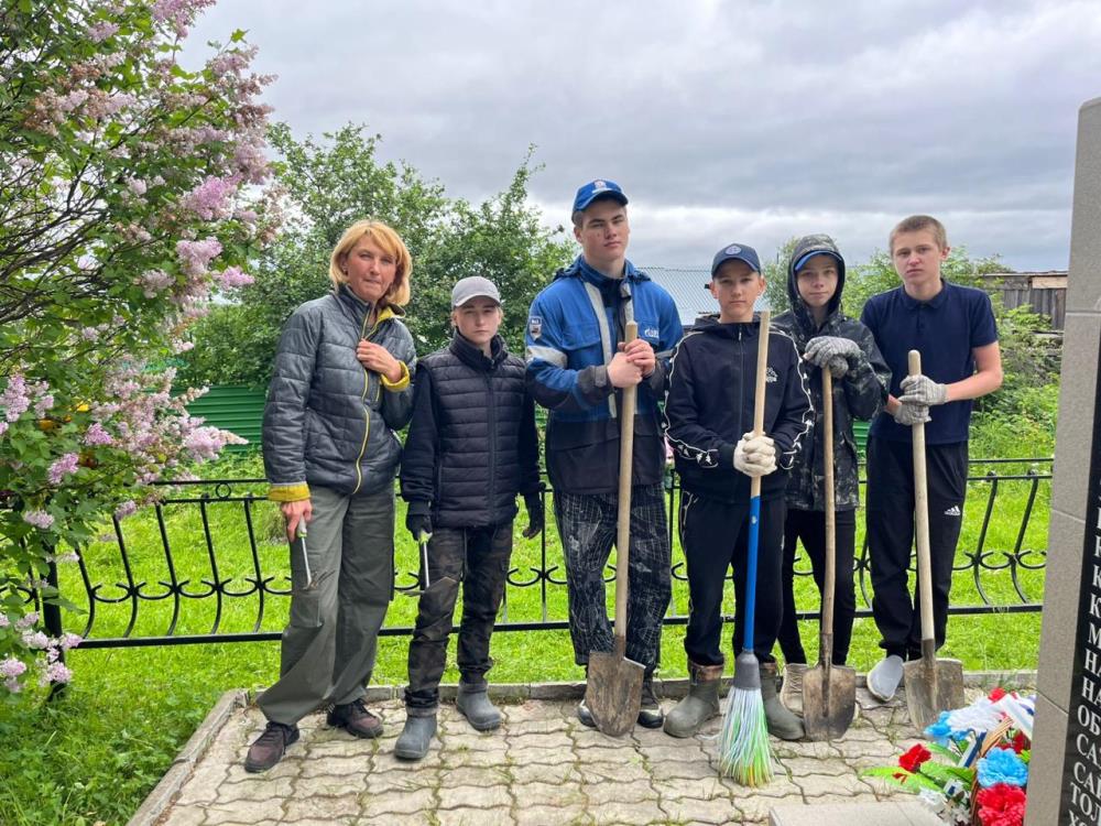 Сегодня 23 июня в сп.Каменное с. Пальяново участники летнего трудового отряда &quot;Делу- время, потехе-час&quot;, специалисты администрации и жители  Бачинин Сергей Иванович и Ефименко Евгения Ивановна провели субботник на памятнике ветеранам ВОВ.