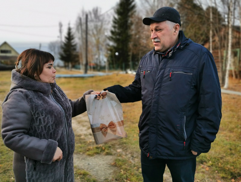 В год семьи и в преддверии праздника Дня отца  в с.Пальяново поздравили с праздником отцов участников СВО и многодетного отца Лобанова Вадима..