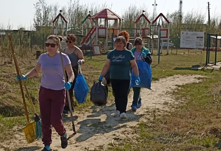 Сегодня 19.05.2023 года в замечательный солнечный день работники Администрации и МБУЦКБО «Северная звезда» с.Каменное снова вышли на субботник.. Сегодня 19.05.2023 года в замечательный солнечный день работники Администрации и МБУЦКБО «Северная звезда» с.Каменное снова вышли на субботник..