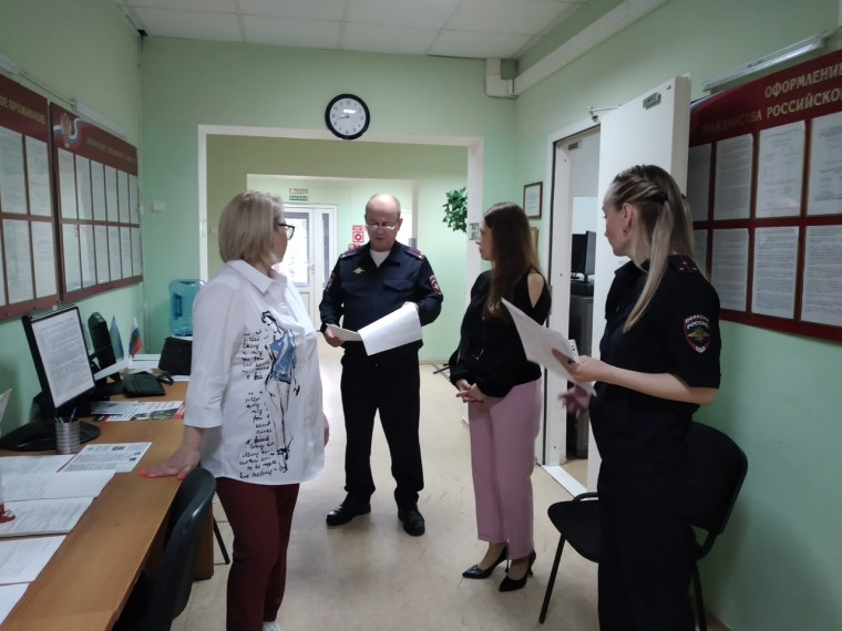 "В Октябрьском районе представители Общественного совета проверили работу отдела по вопросам миграции".. "В Октябрьском районе представители Общественного совета проверили работу отдела по вопросам миграции"..
