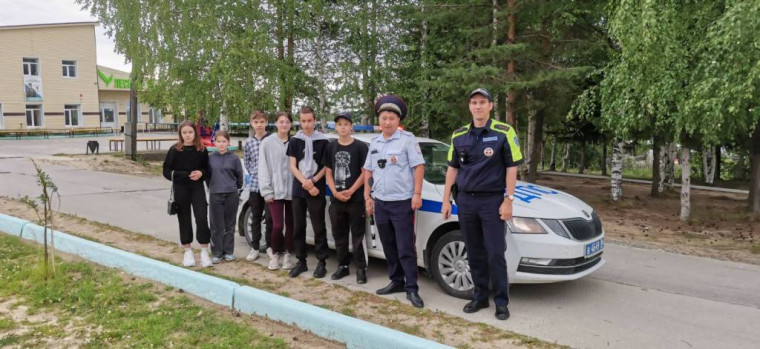 Автоинспекторы напоминают детям о соблюдении ПДД. Автоинспекторы напоминают детям о соблюдении ПДД.