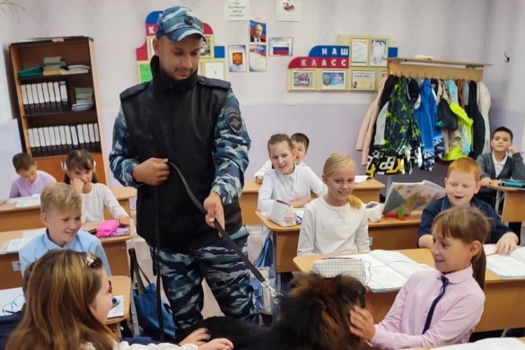 Кинолог Октябрьской полиции. Кинолог Октябрьской полиции.