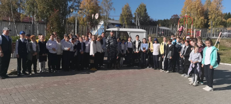 "На площадке Октябрьской школы полицейские и общественники организовали мероприятие «Служебная собака и настоящий друг»".. "На площадке Октябрьской школы полицейские и общественники организовали мероприятие «Служебная собака и настоящий друг»"..
