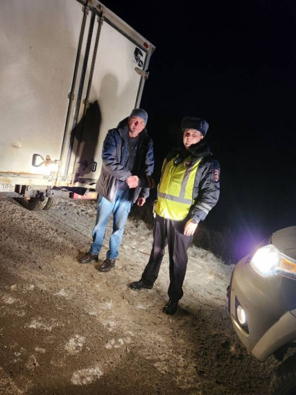 "Сотрудники Госавтоинспекции Октябрьского района оказали помощь водителю, замерзающему на трассе".. "Сотрудники Госавтоинспекции Октябрьского района оказали помощь водителю, замерзающему на трассе"..