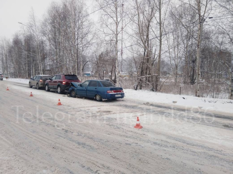 Водитель, не имеющий права управления транспортным средством, спровоцировал ДТП. Водитель, не имеющий права управления транспортным средством, спровоцировал ДТП.
