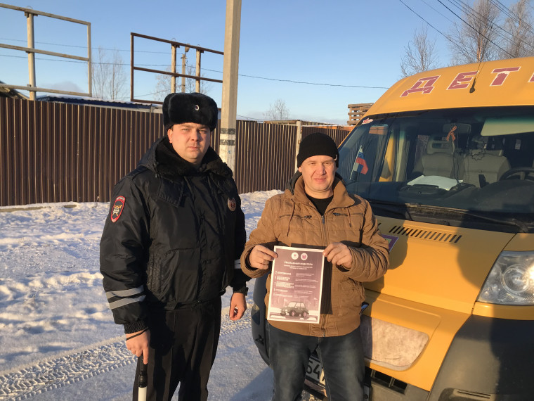 Госавтоинспекторы Октябрьского района проводят профилактическую работу с водителями по соблюдению ПДД. Госавтоинспекторы Октябрьского района проводят профилактическую работу с водителями по соблюдению ПДД.