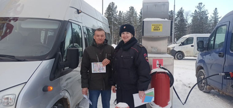 Автоинспекторы провели профилактическую акцию «Пристегнись сам! Пристегни ребенка!». Автоинспекторы провели профилактическую акцию «Пристегнись сам! Пристегни ребенка!».