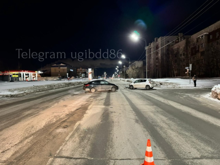 В Сургуте в ДТП пострадали 2 человека. В Сургуте в ДТП пострадали 2 человека.
