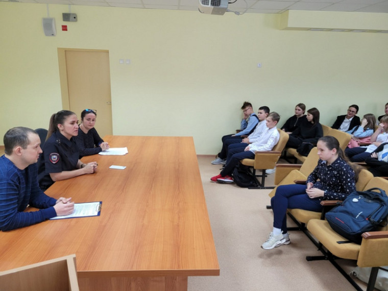 "В школах Октябрьского района сотрудники полиции проводят разъяснительные лекции и профилактические беседы в рамках акции «Дети России-2022»".. "В школах Октябрьского района сотрудники полиции проводят разъяснительные лекции и профилактические беседы в рамках акции «Дети России-2022»"..
