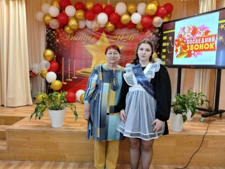 Глава Каменного и специалист Пальяново поздравили выпускников с Последним звонком.